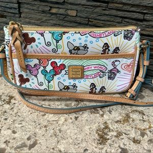 Dooney & Bourke Disney World Sketch Pochette